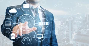 Affärsman interagerar med teknik