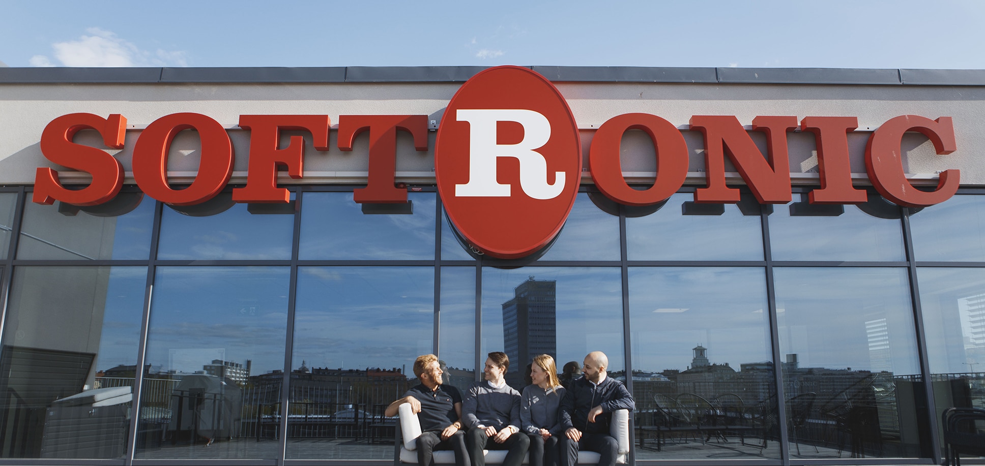 Stor Softronic skylt på kontorets terass