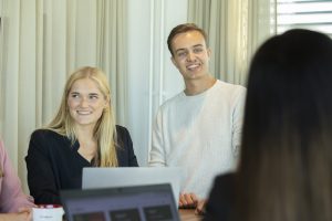 Softronic anställa står vid ett bord och har möte